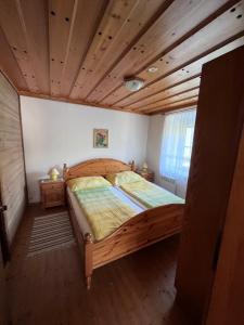 沃尔特湖畔韦尔登Apartments Roemerschlucht的木天花板的客房内的一张床位