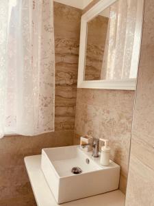 波尔图桑特埃尔皮迪奥Meraki的浴室设有白色水槽和镜子