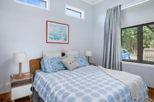 新普利茅斯Ekhaya - New Plymouth Holiday Home的一间卧室设有一张床和一个窗口