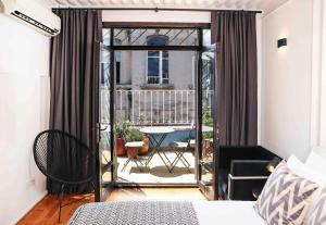 伊斯坦布尔BLUE PERA HOUSE的一间卧室配有一张床,阳台配有桌子