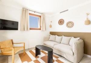 博尔马斯·莱斯·米默萨斯Le Mirage的客厅配有沙发和桌子