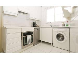 马德里Madrid Views Apartment的白色的厨房配有洗衣机和洗碗机。