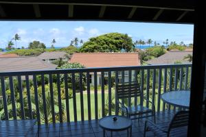 科洛阿Kiahuna Plantation 96, Poipu Beach, Athletic Club Membership, Part Ocean View的阳台配有桌椅,享有海景。