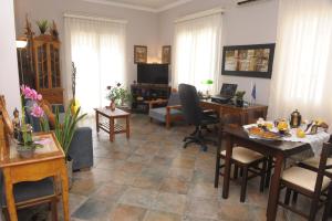 卡瓦拉Kavala Port Apartments的客厅配有桌椅和书桌。