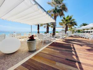 阿菲托斯阿菲提斯精品酒店的一个带白色桌椅的庭院和海滩