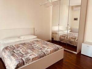 波尔图桑特埃尔皮迪奥Meraki的一间卧室配有两张床和镜子