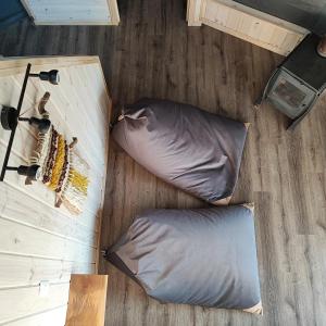 马拉卡韦罗Malalcahuello Eco Glamp的木地板上方的2个枕头