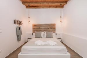 阿波罗尼亚Mantelena studios & family apartments的卧室配有白色的床和2个枕头