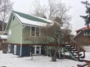 班夫Banff Beaver Cabins的雪中带绿色屋顶的房子