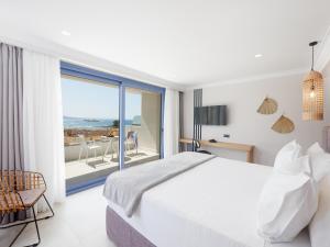玛利亚Pyrgos Blue的一间卧室配有一张床,享有海景