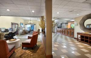 亚特兰大Sky Point Hotel & Suites - Atlanta Airport的医院的大厅,有等候室