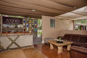 帕查卡马克Casa Boutique QX- Pachacamac的客厅配有沙发和桌子