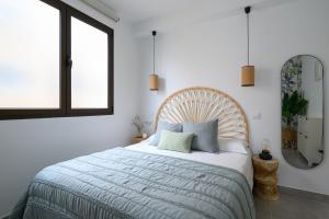 大加那利岛拉斯帕尔马斯Stylish Sea View Accommodation Las Canteras的一间卧室配有一张大床和镜子