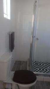 马翁Jayla Homestay的带淋浴和卫生间及黑色盖子的浴室