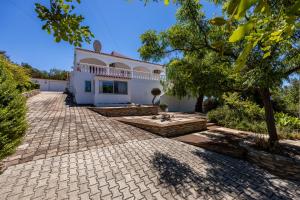 圣巴巴拉-迪内希Villa Mimosa的一座带砖瓦车道的大型白色房屋