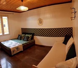 卡夫尔高原lilie97418的客厅配有沙发和1张床