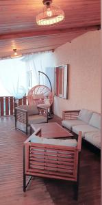 卡夫尔高原lilie97418的客厅配有沙发和桌子