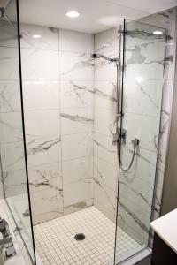 蒙特利尔Saint-Sulpice Montréal的浴室设有大理石瓷砖和淋浴。