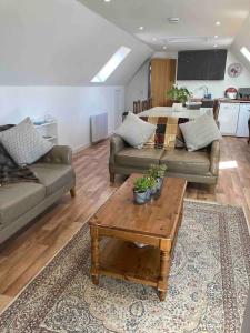 克里夫The Art Loft, Crieff: Town Centre Apartment的客厅配有两张沙发和一张咖啡桌