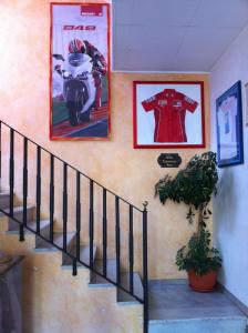 泰尔莫利Pensione Villa Ida的墙上有两张照片和一辆摩托车的楼梯