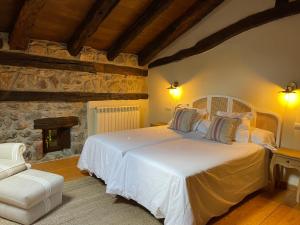 Quintana de SobaEl Jardin de las Magnolias Hotel的卧室配有白色的床和石墙