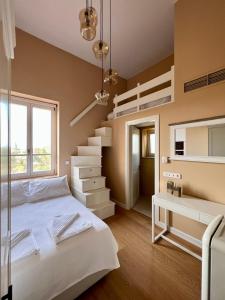 希俄斯Pyrgos Rodocanachi Πύργος Ροδοκανάκη的卧室配有白色的床和楼梯。