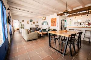 莱瓦镇Casa Mediterránea Villa de Leyva的厨房以及带桌椅的起居室。