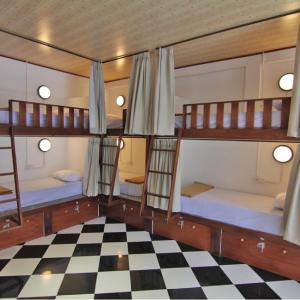卡云市中心旅馆客房内的一张或多张双层床