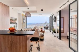 多列毛利诺斯PURA VIDA Luxury apartment with jacuzzi的厨房和客厅,享有海景