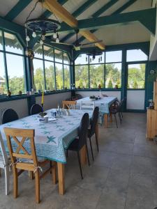 GorgovaAgropensiunea Beluga的用餐室设有桌椅和窗户。