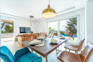 苏曼婷Villa Bruna的用餐室以及带桌椅的起居室。