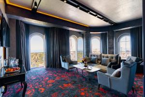 巴统Tapis Rouge Design Boutique Hotel的带沙发、椅子和窗户的客厅