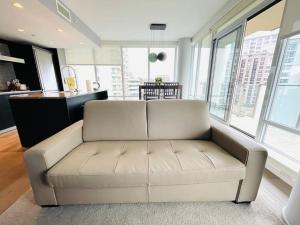 Deluxe 2 bedroom suite downtown free parking with pool and Air Conditioning的休息区