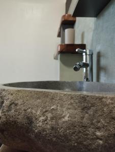 圣尼科拉阿尔切拉Quiero Más B&B的浴室内带水龙头的石水槽