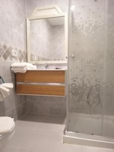 莫纳斯提尔Hotel Neptunia Skanes的带淋浴和盥洗盆的浴室