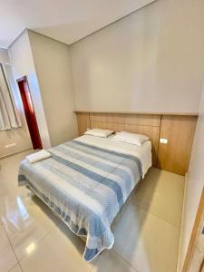 卡斯卡韦尔Hotel Armenia的一间卧室配有一张带蓝白色毯子的床