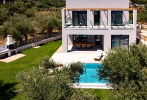 PsarouAriadne Elegant Villa的享有带游泳池的房屋的空中景致