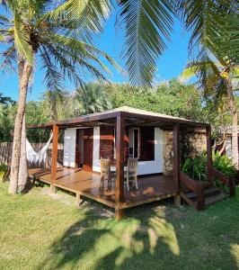 路易斯科雷亚Casa Della的小屋,在草地上设有甲板,种有棕榈树
