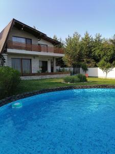 拉兹洛格Къща за гости Радост Guest House Radost的一座大蓝色游泳池,位于房子前