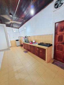 瓜拉丁加奴Homestay Kuala Terengganu One Stop 1的大房间设有带柜台的厨房