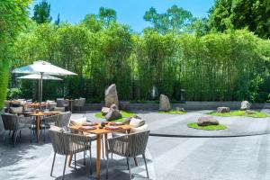 墨西哥城日航国际酒店的花园内带桌椅的庭院
