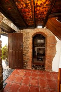 San FelizCasa Rural El Corquieu de la Cava的一间设有砖墙和石制壁炉的客房