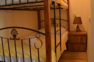 高尼奥Gonio - Stumari Apartaments的一间卧室配有两张双层床和一盏灯。