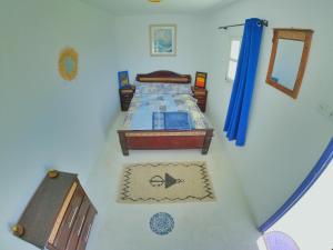 西迪考乌奇Thayri Hostel的卧室享有高空美景,配有两张床