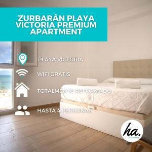 加的斯Zurbarán Playa Ha Apartment的一间卧室,配有一张床和一个标志,上面写着祖贝吉亚戏剧