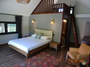 奥尔塔贾Gaia Koru Bungalows的一间卧室配有一张床和一个楼梯间