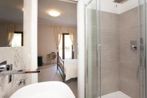 圣特奥多罗B&B Lu Lioni的带淋浴的浴室和玻璃门