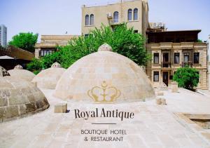 巴库Royal Antique Boutique Hotel的一组圆顶,背景是一座建筑
