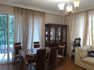 乌雷基3 bedroom apartment in Ureki的一间带桌椅和沙发的用餐室