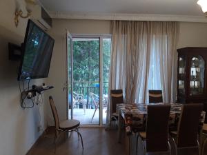 乌雷基3 bedroom apartment in Ureki的一间带桌椅的用餐室和一个阳台